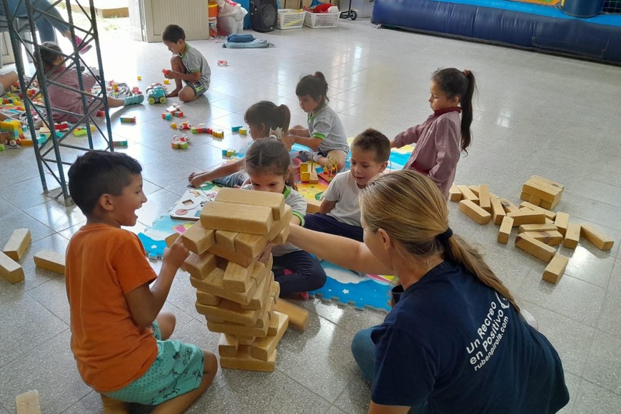 El senador Rubén Pirola destacó que: “Un Recreo en Positivo no sería posible sin el esfuerzo compartido. Este es un proyecto que construimos entre todos, y cada docente y directivo que abre las puertas de su escuela suma a la tarea de sembrar una cultura de derechos en los más pequeños”.