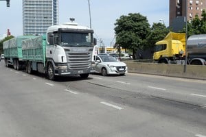 Rajado. Este bloque de hormigón de la avenida es una muestra del desgaste que tiene en distintos tramos. Guillermo Di Salvatore.