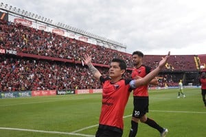 Uno de los tantos gritos. La postal de Luis Miguel Rodríguez jugando para Colón y festejando un gol en el Cementerio de los Elefantes. Una vez más, la posible vuelta de PR10 a Colón fue apenas un trascendido periodístico surgido en Tucumán. La realidad es que la nueva dirigencia sabalera, con Godano a la cabeza, nunca pensó en un Operativo Retorno. Crédito: Luis Cetraro