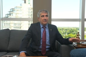 El ministro de Gobierno, Fabián Bastia, en el nuevo edificio de El Litoral habló sobre los candidatos a la Corte. Foto: Manuel Fabatía