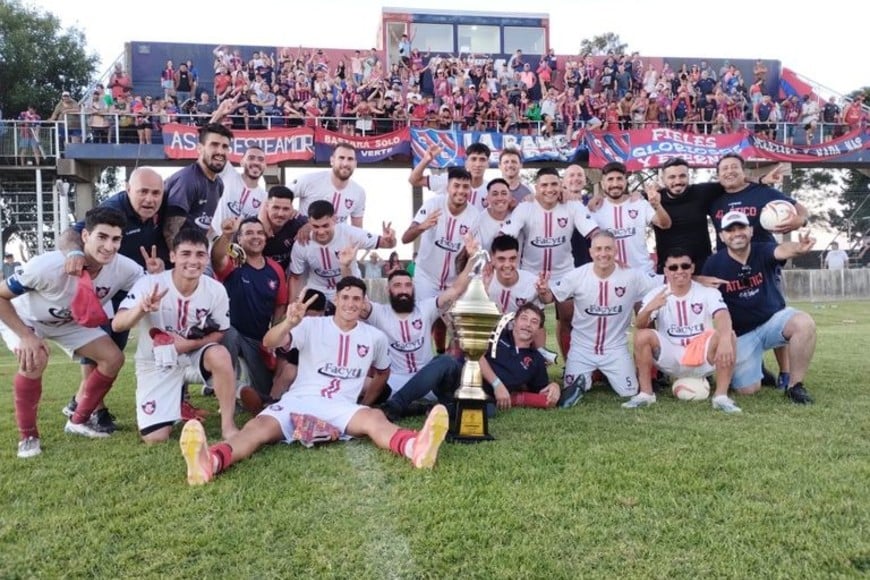 El festejo de los campeones con la Copa. Foto: Fabián Gallego