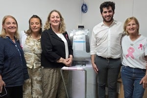 La ministra de Salud, Silvia Ciancio, estuvo presente en el momento de la llegada del equipo; junto al intendente, Natalio Lattanzi y las diputadas Fernanda Castellani y Rosana Bellati.