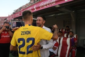 Explotó con "Kily". El saludo en modo agradecimiento de Kevin Zenón para con Cristian Alberto González. Desde el Consejo de Fútbol de Boca, por indicación de Riquelme, exigen el 20 por ciento del pase de Zenón a cambio de la totalidad del pase de Nicolás Orsini. El PCR (Plan Canje Riquelme) a full. Crédito: Manuel Fabatía