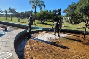 Personal municipal limpiando piletón Parque del Sur.