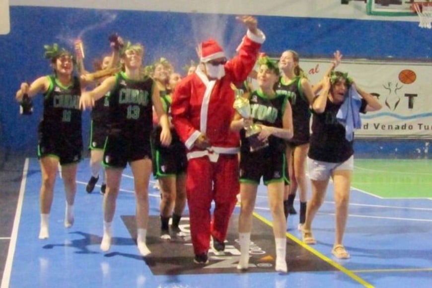 Hasta Papá Noel apareció en los festejos. Foto: Sport 3 Producciones.