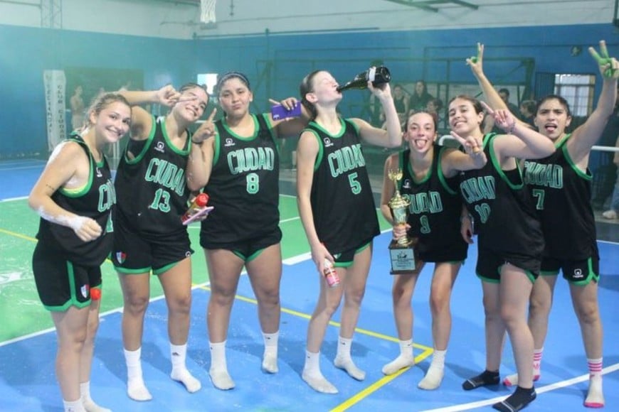 Las chicas de Ciudad lograron los dos títulos del año. Foto: Javier Calvi.