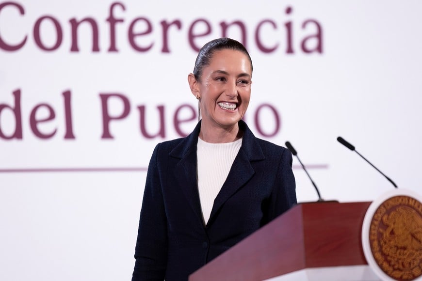 (241223) -- CIUDAD DE MEXICO, 23 diciembre, 2024 (Xinhua) -- Imagen cedida por la Presidencia de México de la presidenta mexicana, Claudia Sheinbaum, sonriendo durante su conferencia de prensa matutina, en Palacio Nacional, en la Ciudad de México, capital de México, el 23 de diciembre de 2024. Sheinbaum criticó el lunes las declaraciones del presidente electo de Estados Unidos, Donald Trump, sobre retomar el control del Canal de Panamá luego de considerar injustas las tarifas impuestas a barcos estadounidenses para pasar por esa vía interoceánica. (Xinhua/Presidencia de México) (ah) (ce)