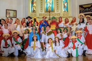 Todos los participantes, frente al altar de la Virgen Nuestra Señora del Rosario, en territorio arocense. Crédito: Comuna de Arocena.