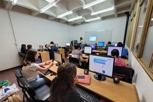 Son colonias, pero no de pileta, sino de aprendizaje. Los chicos asisten a las sedes y aprenden de la ciencia que prefieran. Crédito: Gentileza UTN