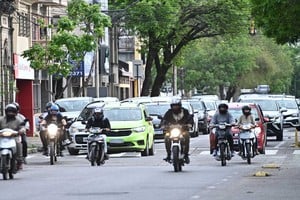 Autos y motos conviven en las calles santafesinas. ¿Cuántos hay? Foto: Flavio Raina