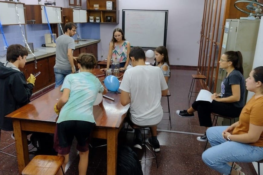 Son colonias, pero no de pileta, sino de aprendizaje. Los chicos asisten a las sedes y aprenden de la ciencia que prefieran. Crédito: Gentileza UTN