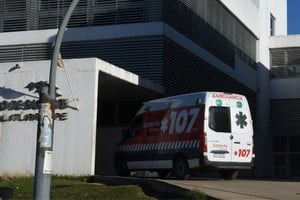 El herido quedó internado en el Hospital Iturraspe, donde se le iban a practicar estudios para determinar la gravedad de las lesiones sufridas. Crédito: Luis Cetraro.