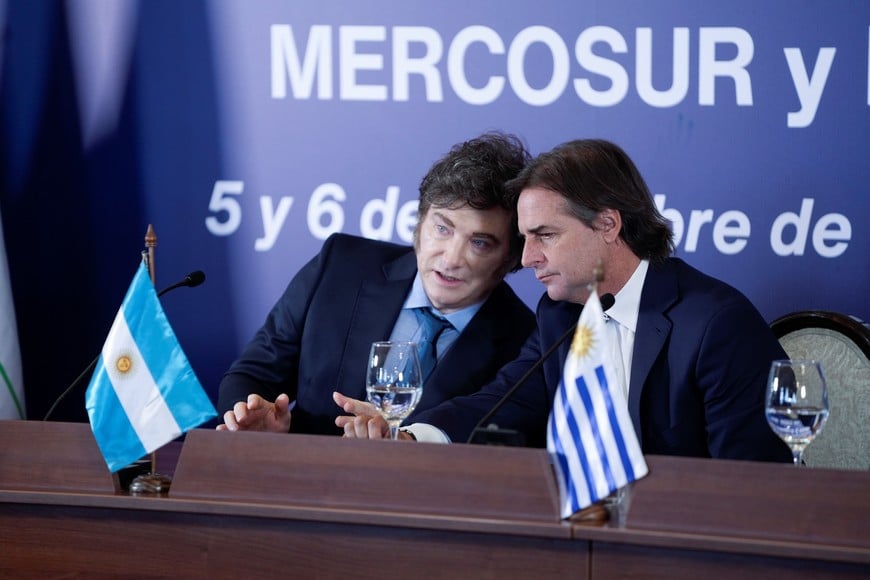 (241206) -- MONTEVIDEO, 6 diciembre, 2024 (Xinhua) -- El presidente uruguayo, Luis Lacalle Pou (d), conversa con el presidente argentino, Javier Milei (i), durante una conferencia de prensa en el marco de la 65ª Cumbre del Mercado Común del Sur (Mercosur), en Montevideo, capital de Uruguay, el 6 de diciembre de 2024. Lacalle Pou y la presidenta de la Comisión Europea, Ursula von der Leyen, confirmaron el viernes la consumación de la negociación del acuerdo comercial entre el Mercosur y la Unión Europea. (Xinhua/Nicolás Celaya) (nc) (jg) (da) (ce)