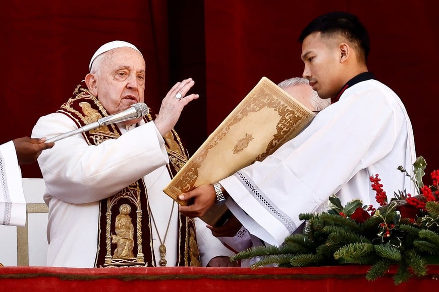 Pope Francis delivers his traditional Christmas Day Urbi et Orbi speech to the city and the world from the main balcony of St. Peter's Basilica at the Vatican, December 25, 2024. REUTERS/Yara Nardi