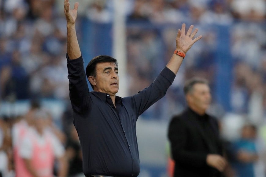 Soccer Football - Primera Division - Velez Sarsfield v Huracan - Estadio Jose Amalfitani, Buenos Aires, Argentina - December 15, 2024
Velez Sarsfield coach Gustavo Quinteros reacts 
REUTERS/Cristina Sille