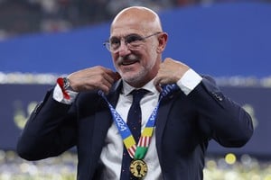 Soccer Football - Euro 2024 - Final - Spain v England - Berlin Olympiastadion, Berlin, Germany - July 14, 2024
Spain coach Luis de la Fuente celebrates with his medal after winning the Euro 2024 REUTERS/Lee Smith