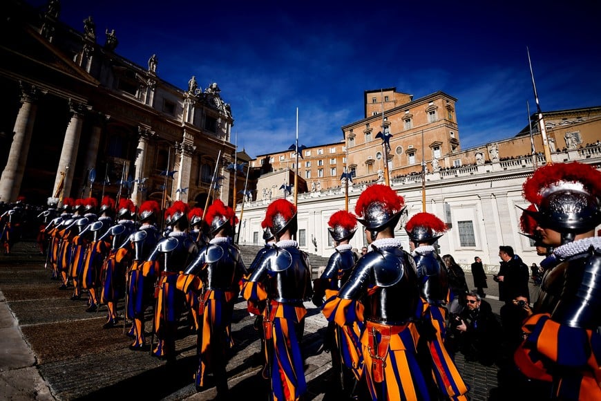 Swiss guards line up, on the day Pope Francis is expected to deliver his traditional Christmas Day Urbi et Orbi speech to the city and the world from the main balcony of St. Peter's Basilica at the Vatican, December 25, 2024. REUTERS/Yara Nardi