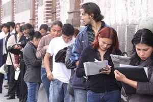 Currículums y expectativas. Los jóvenes hoy fuera del sistema siguen buscando una oportunidad laboral. Preocupan los índices de informalidad. Crédito: Archivo El Litoral