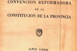 La Constitución de la Provincia de Santa Fe fue sancionada el 14 de abril de 1962. 