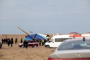 (241225) -- AKTAU, 25 diciembre, 2024 (Xinhua) -- Imagen del 25 de diciembre de 2024 del sitio de un accidente aéreo cerca de Aktau, Kazajistán. Un avión de pasajeros operado por Azerbaijan Airlines y que cubría la ruta de Bakú a Grozny se estrelló cerca de la ciudad kazaja de Aktau el miércoles, informó el Ministerio de Situaciones de Emergencia de Kazajistán (MES, por sus siglas en inglés). El avión, un Embraer 190 con número de vuelo J2-8243, se estrelló cerca del aeropuerto de Aktau. El ministerio informó de 28 supervivientes en el siniestro, con operaciones de rescate aún en curso. Había 67 personas a bordo, entre ellas 62 pasajeros y cinco miembros de la tripulación, según informó Azerbaijan Airlines en X. (Xinhua/Isa Tazhenbayev) (ah) (vf)