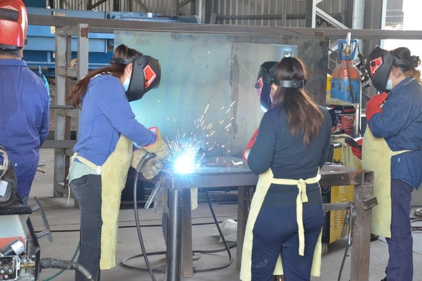 Los desafíos están puestos en la formación en oficios (como soldadores para las industrias metalúrgicas) y la reinserción en el sistema educativo.