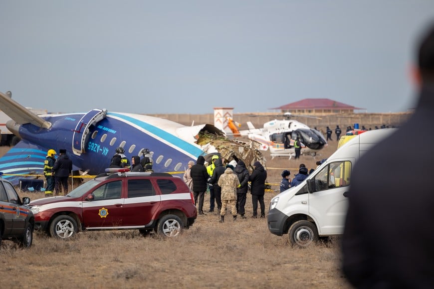 (241225) -- AKTAU, 25 diciembre, 2024 (Xinhua) -- Imagen del 25 de diciembre de 2024 del sitio de un accidente aéreo cerca de Aktau, Kazajistán. Un avión de pasajeros operado por Azerbaijan Airlines y que cubría la ruta de Bakú a Grozny se estrelló cerca de la ciudad kazaja de Aktau el miércoles, informó el Ministerio de Situaciones de Emergencia de Kazajistán (MES, por sus siglas en inglés). El avión, un Embraer 190 con número de vuelo J2-8243, se estrelló cerca del aeropuerto de Aktau. El ministerio informó de 28 supervivientes en el siniestro, con operaciones de rescate aún en curso. Había 67 personas a bordo, entre ellas 62 pasajeros y cinco miembros de la tripulación, según informó Azerbaijan Airlines en X. (Xinhua/Isa Tazhenbayev) (ah) (vf)