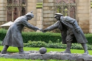 Estatua en Liverpool que conmemora la tregua de Navidad. Un soldado británico le estrecha la mano a uno alemán.