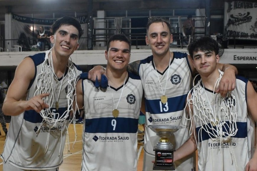 Los jugadores posan con la copa y con algunos recuerdos que se llevaron del partido.