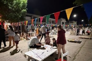 Durante la jornada los niños llevaron a cabo diferentes actividades recreativas en las calles adyacentes a la plaza Libertad, junto a sorteos, juegos y la posibilidad de sacarse una foto con Papá Noel.