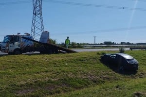 Un Ford Focus se fue del camino en la siesta navideña, a la altura de Roldán. URXVII.