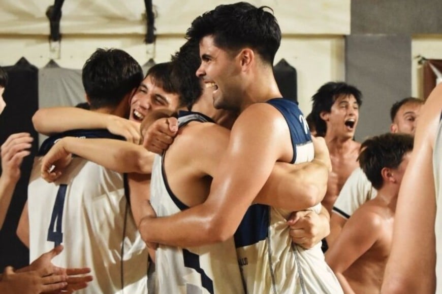 El plantel de Gimnasia celebró el título en el Nido de las Águilas, una vez terminado el encuentro.