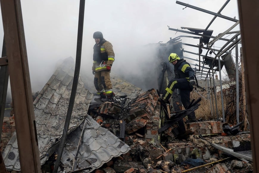 Firefighters work at the site of residential buildings hit by a Russian drone strike, amid Russia's attack on Ukraine, in Kharkiv, Ukraine December 25, 2024. REUTERS/Sofiia Gatilova