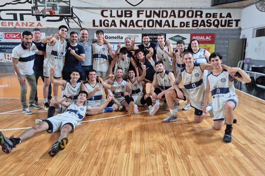 El plantel de Gimnasia celebró el título en el Nido de las Águilas, una vez terminado el encuentro.