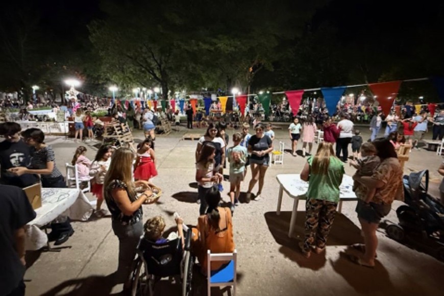 Durante la jornada los niños llevaron a cabo diferentes actividades recreativas en las calles adyacentes a la plaza Libertad, junto a sorteos, juegos y la posibilidad de sacarse una foto con Papá Noel.