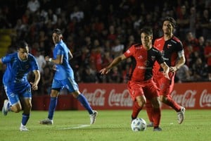 ¿Lo vende o lo aguanta?. Nicolás Talpone, de lo mejorcito en el Colón 2024, es el jugador a vender por el Sabalero en el ascenso. Dos clubes de Primera División lo quieren y a la decisión final la tomará Iván Moreno. Crédito: Manuel Fabatía