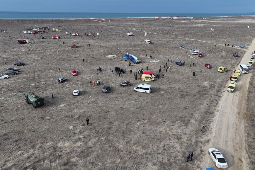 (241225) -- AKTAU, 25 diciembre, 2024 (Xinhua) -- Vista aérea tomada con un dron el 25 de diciembre de 2024 del sitio de un accidente aéreo cerca de Aktau, Kazajistán. Un avión de pasajeros operado por Azerbaijan Airlines y que cubría la ruta de Bakú a Grozny se estrelló cerca de la ciudad kazaja de Aktau el miércoles, informó el Ministerio de Situaciones de Emergencia de Kazajistán (MES, por sus siglas en inglés). El avión, un Embraer 190 con número de vuelo J2-8243, se estrelló cerca del aeropuerto de Aktau. El ministerio informó de 28 supervivientes en el siniestro, con operaciones de rescate aún en curso. Había 67 personas a bordo, entre ellas 62 pasajeros y cinco miembros de la tripulación, según informó Azerbaijan Airlines en X. (Xinhua/Azamat Sarsenbayev) (ah) (vf)