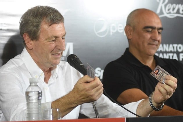 El presidente de Colón, Víctor Francisco Godano, muestra el carnet de socio del club de Sebastián Prediger, el día de la presentación de Iván Delfino como entrenador del plantel. El comienzo fue muy bueno, pero luego todo se fue apagando. Foto: Pablo Aguirre