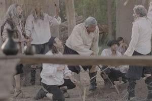 Con una puesta en escena impecable, “La Ceremonia” no solo relata un momento crucial en la historia de la ciudad, sino que también invita a reflexionar sobre los desafíos de construir un legado y mantener viva la memoria colectiva. Foto: Gentileza producción