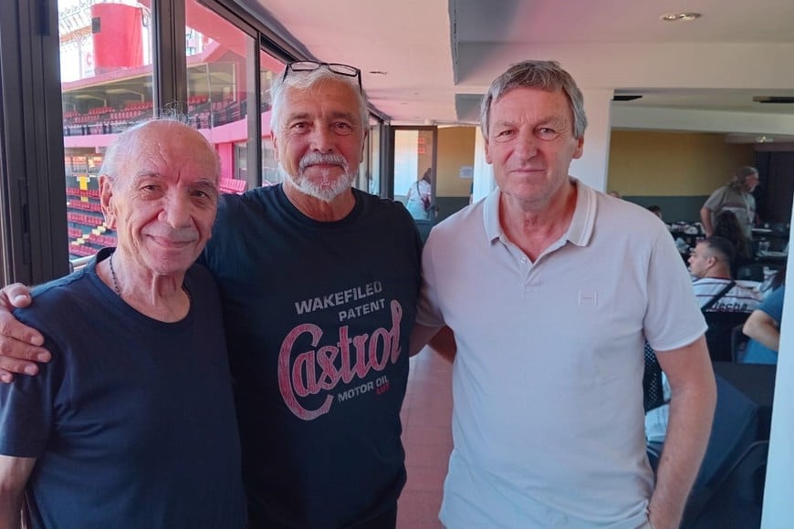 Francisco Costanzo, un hombre de dilatada y generosa trayectoria como dirigente del club, junto con Claudio Luis Carmona y el actual presidente, Víctor Francisco Godano, con el que Carmona compartió planteles