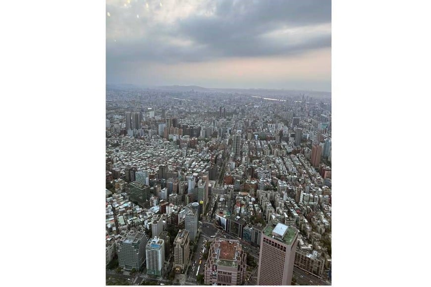 La vista desde la terraza de Taipéi 101, el rascacielos con forma de ombú que resalta en Taiwán.