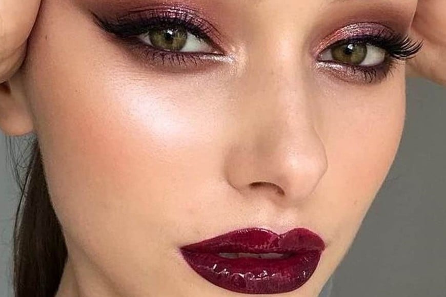 Sombras en tonos burgundy que resaltan la mirada con elegancia.