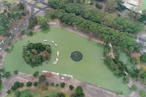 La reactivación de los juegos mecánicos en el Parque Independencia representaría no solo una opción de ocio, sino también una oportunidad para dinamizar la economía local, generando empleo y atrayendo a turistas y residentes a una zona emblemática de Rosario. La propuesta busca equilibrar el desarrollo urbano con la preservación de espacios públicos de calidad, promoviendo una ciudad más inclusiva y vibrante. Foto: Fernando Nicola