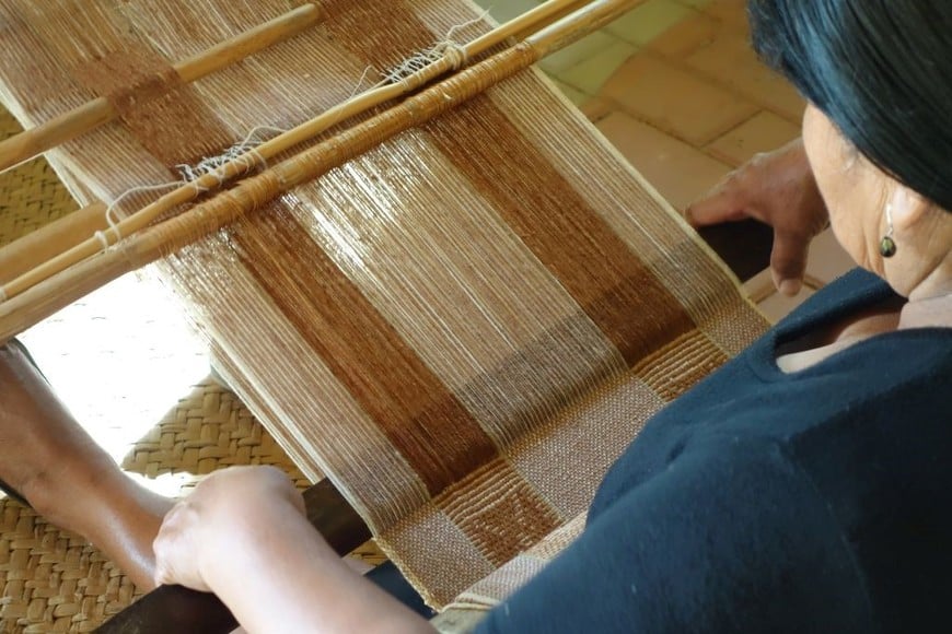 El bambú, ligero y ecológico, ofrece una decoración fresca y funcional para cualquier habitación.