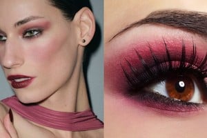 Labios y ojos en tonos arándano para un look audaz y sofisticado.