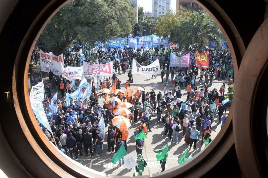 La sanción de la ley de emergencia previsional y reforma de la Caja de Jubilaciones pasó primero por un debate amplio, plural y  multisectorial. Pero el oficialismo usó sus mayorías parlamentarias y votó en soledad la ley de ajuste. En una de las manifestaciones gremiales hubo serios hechos de violencia.