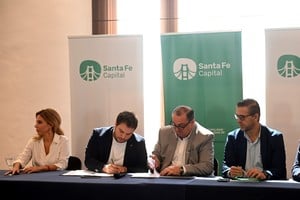 El intendente, Juan Pablo Poletti, junto al presidente de la Agencia de Administración de Bienes del Estado, Nicolás Pakgojz, dieron un paso más en el proyecto de creación del Ecoparque Belgrano al rubricar un acuerdo marco.

Gentileza MCSF.