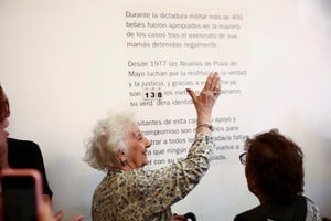 President of the human rights organization Abuelas de Plaza de Mayo (Grandmothers of Plaza de Mayo) Estela de Carlotto, gestures after changing the number 137 for 138 on the wall following a press conference to announce that the son of Marta Enriqueta Portuale and Juan Carlos Villamayor, disappeared during Argentina's 1976-1983 dictatorship, was found and will recover his true identity becoming the 138th person to do so, at the building of the former Navy Mechanics School, which functioned as a clandestine detention center, also known as ESMA, in Buenos Aires, Argentina December 27, 2024. REUTERS/Tomas Cuesta