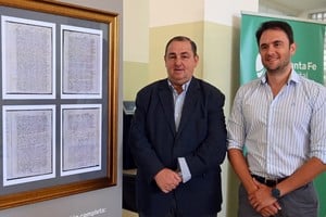 En la mañana de este jueves la Municipalidad inauguró la muestra del acta completa de la fundación de la ciudad de Santa Fe en el hall del Palacio Municipal.