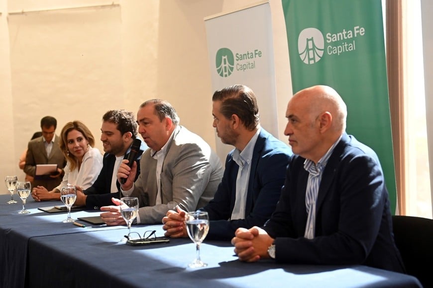 El intendente, Juan Pablo Poletti, junto al presidente de la Agencia de Administración de Bienes del Estado, Nicolás Pakgojz, dieron un paso más en el proyecto de creación del Ecoparque Belgrano al rubricar un acuerdo marco.

Gentileza MCSF.