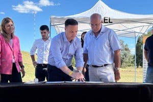 El momento de la firma de adjudicación de la obra.